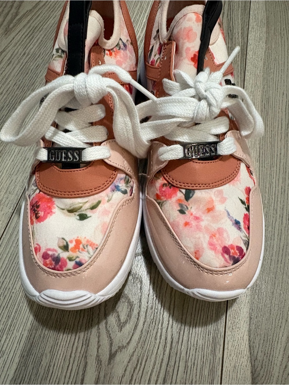 Guess Floral Sneakers Size 9 - Picture 3 of 7